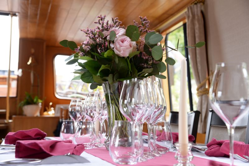 Mesa preparada a bordo de la Barcaza "L´Art de Vivre" CRUCEROS VINTAGE CRUCEROS BOUTIQUE ART DE VIVRE BARGE CRUISES CRUISE BURGUNDI LªART DE VIVRE ART DE VIVRE CRUISES BARGE HOTEL BARGE BARCAZA HOTEL ART DE VIVRE CRUCEROS EN BARCO PEQUEÑO CRUCEROS POR CANALES CRUCEROS PRIVADOS CRUCEROS ART DE VIVRE BORGOÑA CRUCEROS BORGOÑA FRANCIA CRUCEROS ORIGINALES ITINERARIOS NOVEDOSOS CRUCEROS DE LUJO